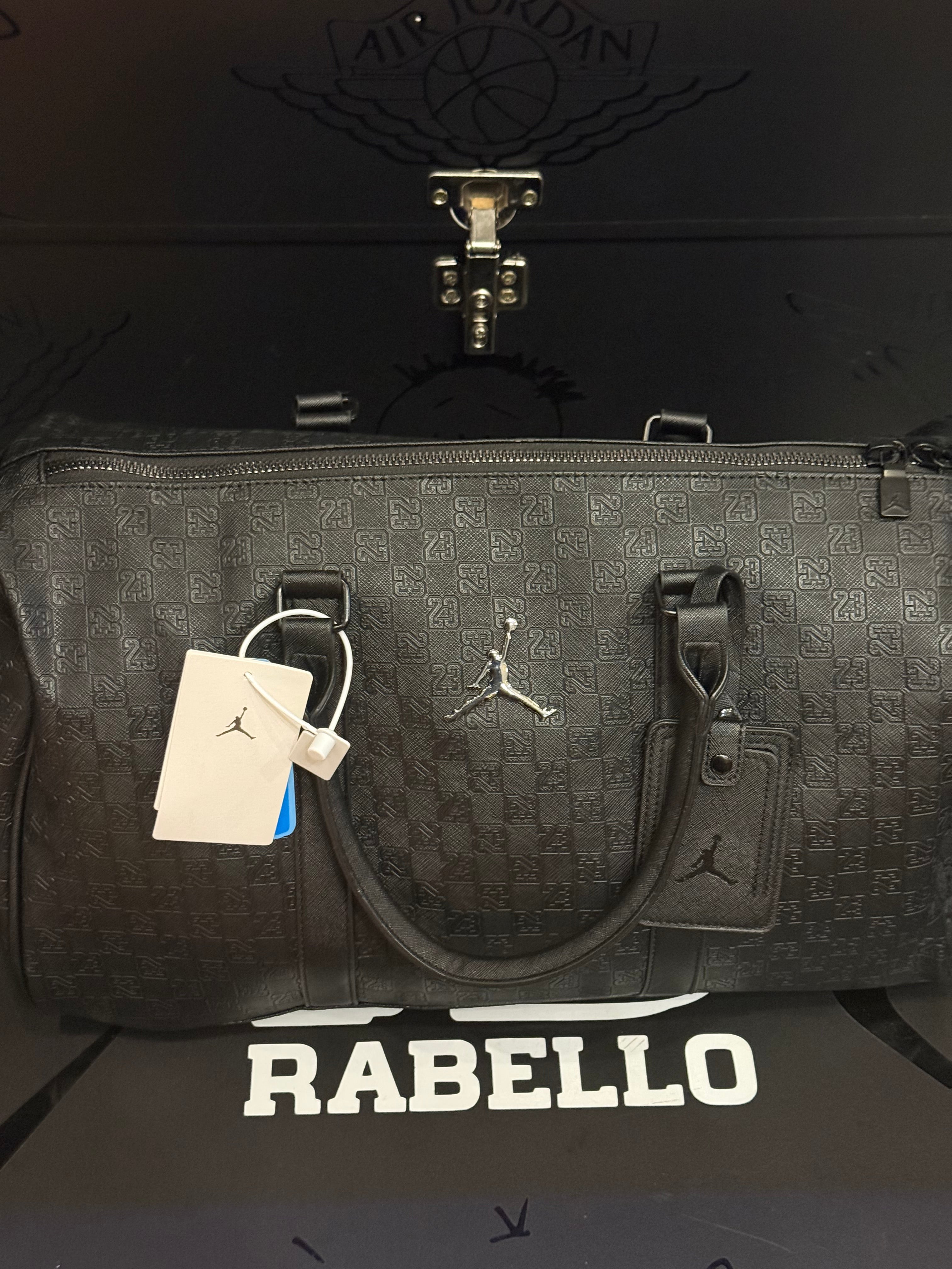 BOLSA AIR JORDAN MONOGRAM DUFFLE BAG JACQUARD LUGGAGE BLACK SILVER GRA