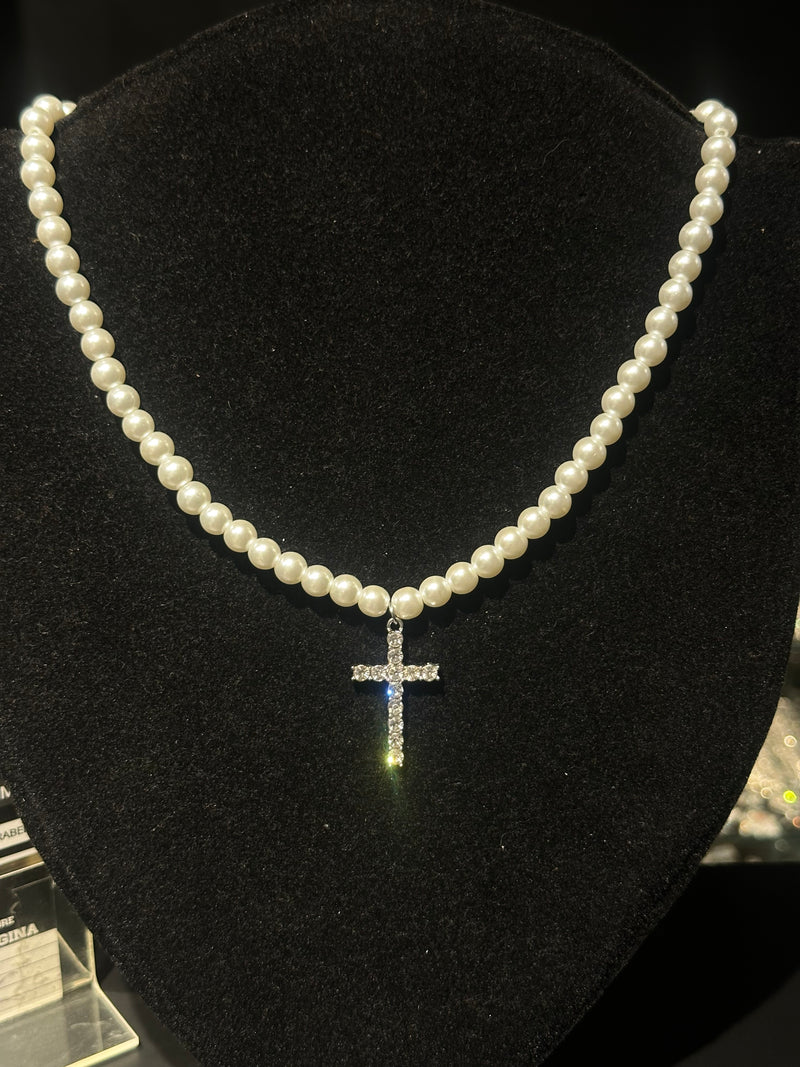 Colar de Pérolas Pingente Cruz Cravejada 45 CM - Pronta Entrega
