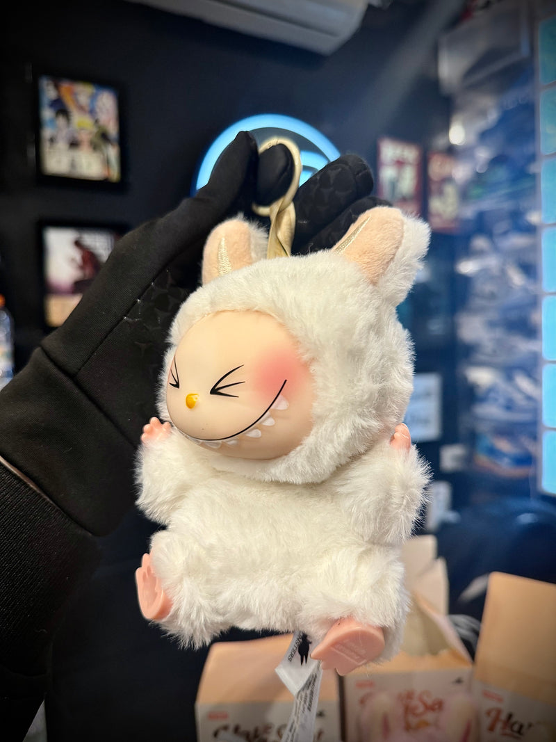 Boneco Labubu “Have a Seat” – Chaveiro | Mini Figura Colecionável Pop Mart - Pronta Entrega