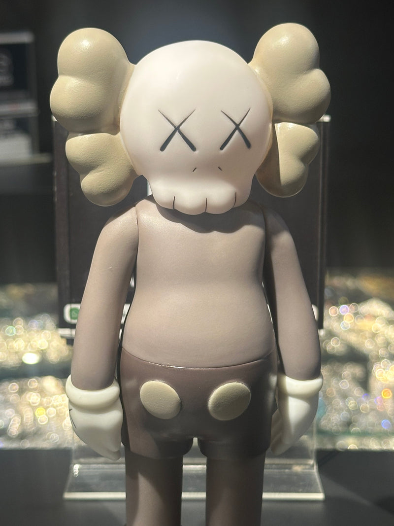 Boneco Colecionável KAWS Marrom/Bege 18cm - Pronta Entrega