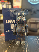 Bearbrick BE@RBRICK BAPE® × Levi's® 400% Colecionável 28cm - Pronta Entrega