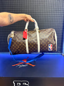 Bolsa Louis Vuitton x NBA Keepall Bandoulière 55 - Pronta Entrega