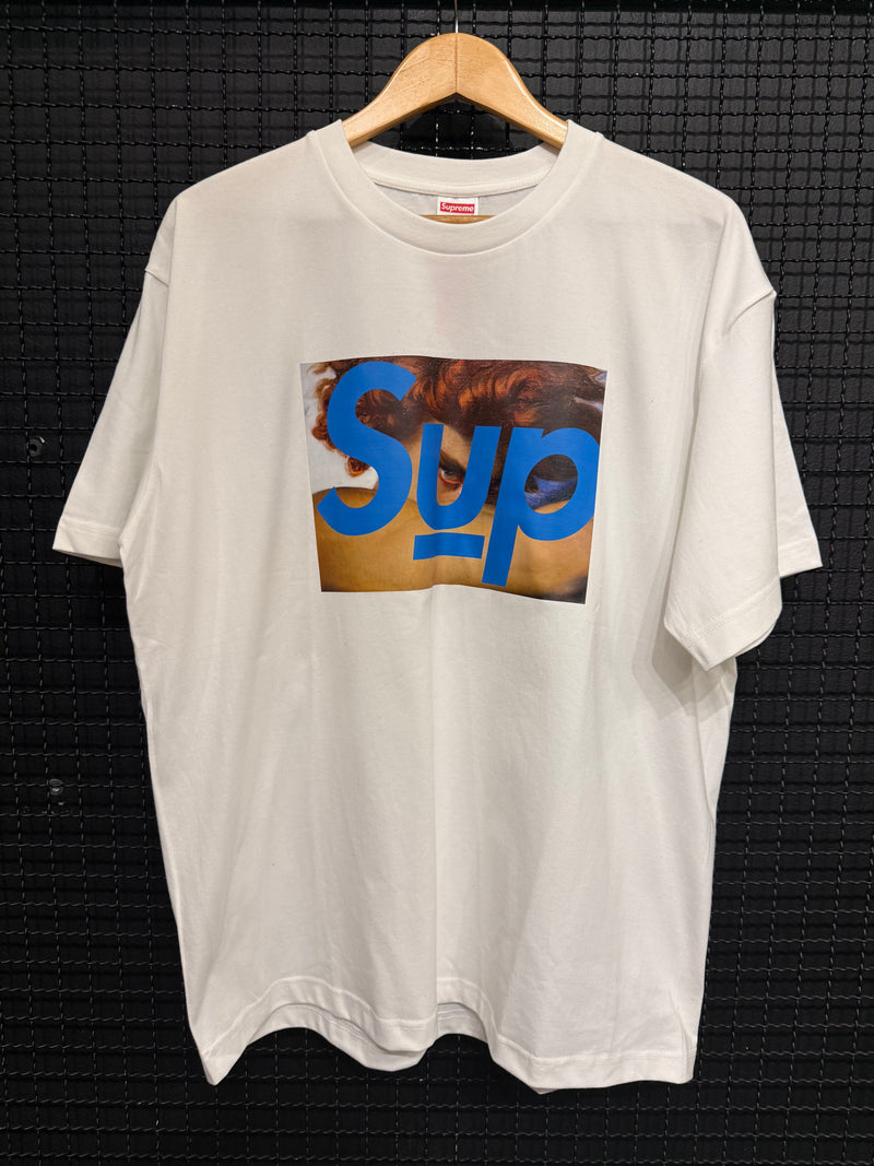 Camiseta Supreme “Fallen Angel” Branca - Pronta Entrega
