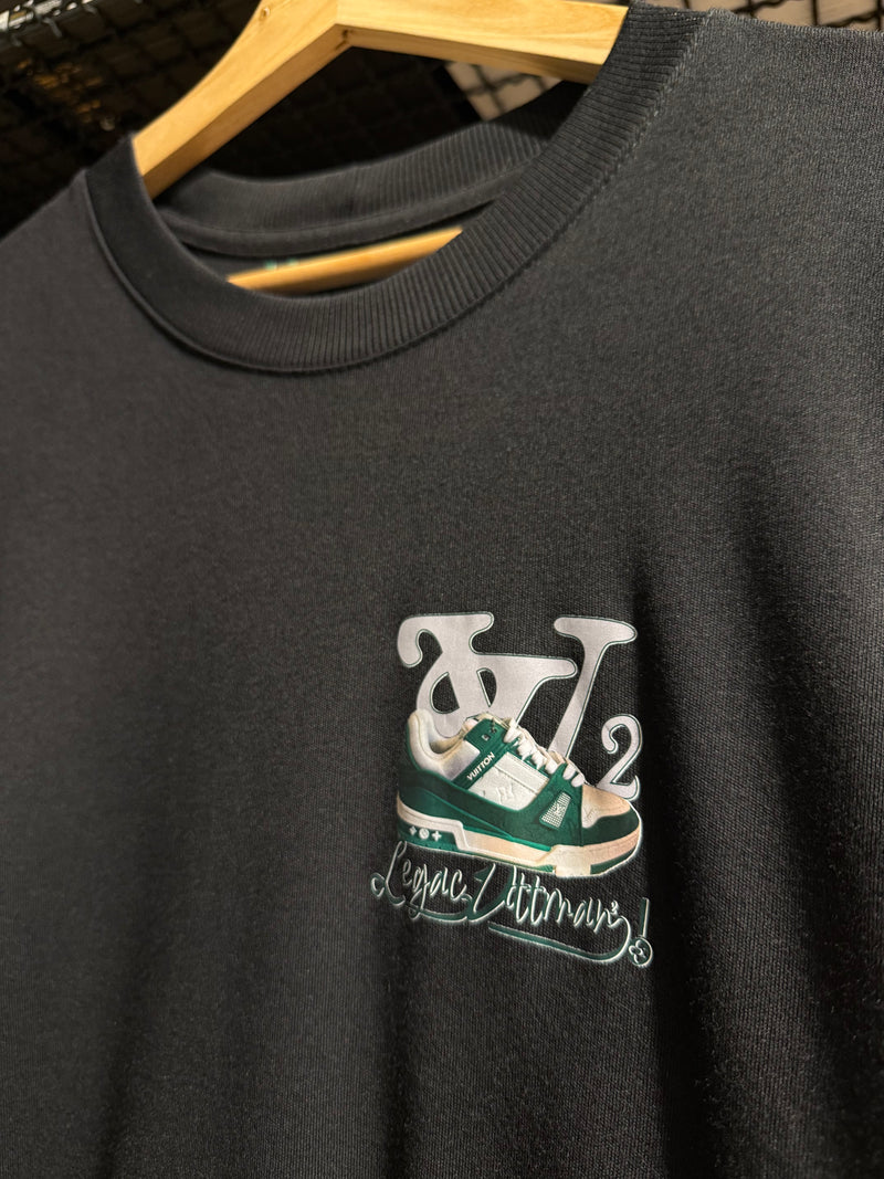 Camiseta Louis Vuitton Trainer Logo Oversized Preta - Pronta Entrega