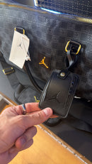 BOLSA AIR JORDAN MONOGRAM DUFFLE BAG JACQUARD LUGGAGE BLACK GOLD GRATITUDE - Pronta Entrega