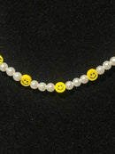 Colar de Pérolas Emoji Smile 40 CM - Pronta Entrega