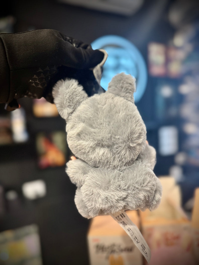 Boneco Labubu “Have a Seat” – Chaveiro | Mini Figura Colecionável Pop Mart - Pronta Entrega