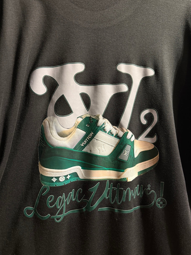 Camiseta Louis Vuitton Trainer Logo Oversized Preta - Pronta Entrega