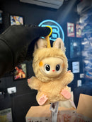 Boneco Labubu “Have a Seat” – Chaveiro | Mini Figura Colecionável Pop Mart - Pronta Entrega