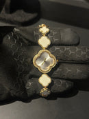 Relógio Pulseira Dourada Trevos Brancos 20 CM - Pronta Entrega