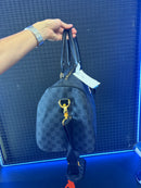 BOLSA AIR JORDAN MONOGRAM DUFFLE BAG JACQUARD LUGGAGE BLACK GOLD GRATITUDE - Pronta Entrega