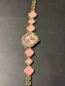 Relógio Pulseira Dourada Trevos Rosas 20 CM - Pronta Entrega