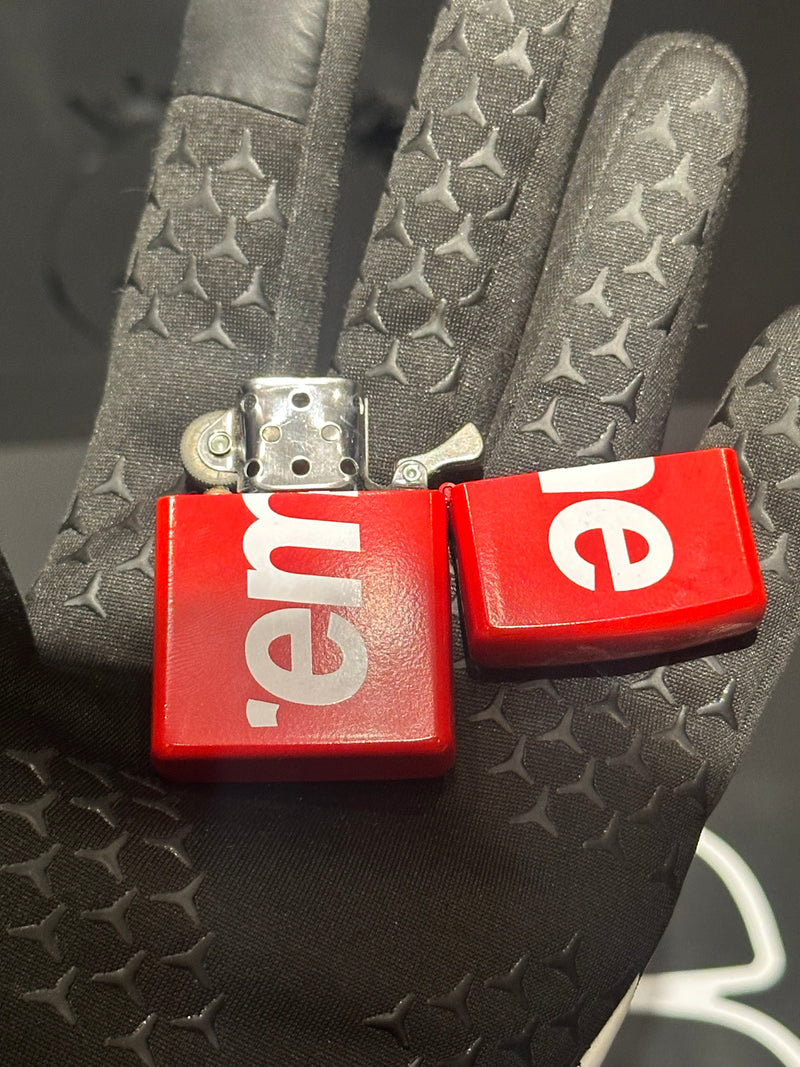 Isqueiro Zippo Supreme Logo Red
 - Pronta Entrega