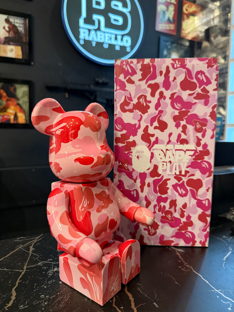Bearbrick BAPE Camo 400%
Pink Medicom Toy Boneco Colecionável 28cm - Pronta Entrega