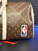 Bolsa Louis Vuitton x NBA Keepall Bandoulière 55 - Pronta Entrega