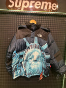 Jaqueta Puffer The North Face X Supreme Liberty Statue - Pronta Entrega