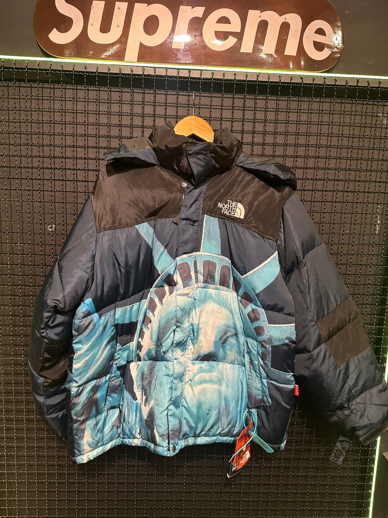 Jaqueta Puffer The North Face X Supreme Liberty Statue - Pronta Entrega
