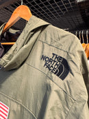 JAQUETA PULÔVER SUPREME X THE
NORTH FACE TRANS ANTARTICA
EXPEDITION OLIVE - Pronta Entrega
