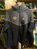 Conjunto Tech Fleece Nike X Syna “Life Of Syn” Black Orange - Pronta Entrega