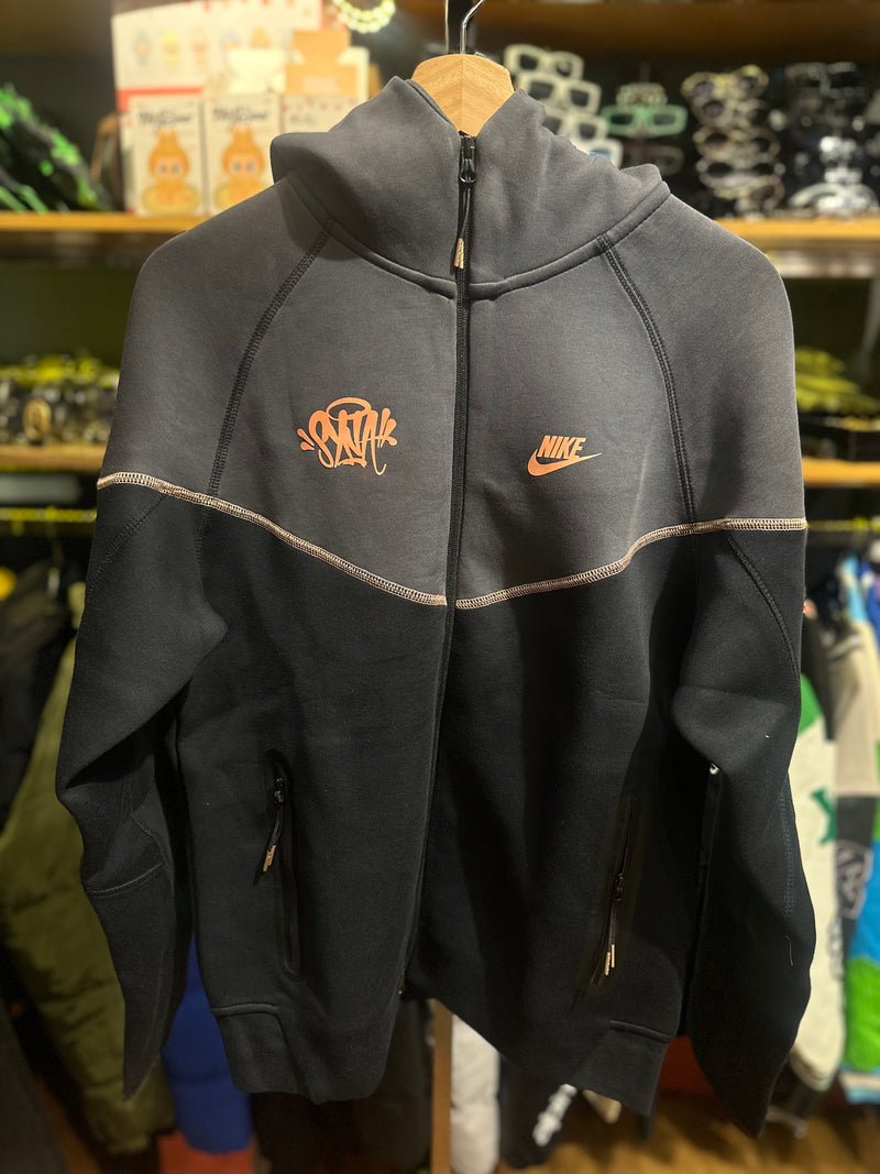 Conjunto Tech Fleece Nike X Syna “Life Of Syn” Black Orange - Pronta Entrega