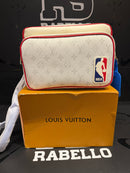 Bolsa Louis Vuitton 2020 LV X NBA WHITE MONOGRAM NIL MESSENGER BAG - Pronta Entrega