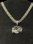Corrente Cravejada Pingente “Trust No One” Em Zicornia Cubica Prata 46 CM - Pronta Entrega