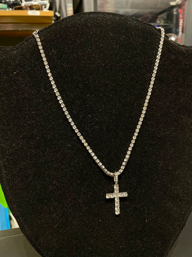 Colar Slim Cravejado Ice Zircônia Prata com Pingente Crucifixo 45 CM - Pronta Entrega