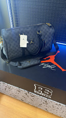 BOLSA AIR JORDAN MONOGRAM DUFFLE BAG JACQUARD LUGGAGE BLACK GOLD GRATITUDE - Pronta Entrega