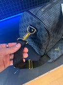 BOLSA AIR JORDAN MONOGRAM DUFFLE BAG JACQUARD LUGGAGE BLACK GOLD GRATITUDE - Pronta Entrega