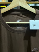 Camiseta Nike Tee Bordado Logo Marrom - Pronta Entrega