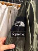 JAQUETA PULÔVER SUPREME X THE
NORTH FACE TRANS ANTARTICA
EXPEDITION OLIVE - Pronta Entrega