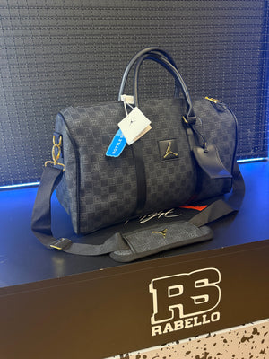 BOLSA AIR JORDAN MONOGRAM DUFFLE BAG JACQUARD LUGGAGE BLACK GOLD GRATITUDE - Pronta Entrega