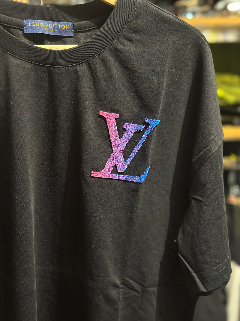 Camiseta Louis Vuitton Preta Multicolor - Pronta Entrega