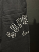 Calça Moletom Supreme Nike SS25 Preta - Pronta Entrega