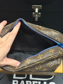 Bolsa Louis Vuitton Messenger
Monogram Outdoor PM Brown Blue - Pronta Entrega