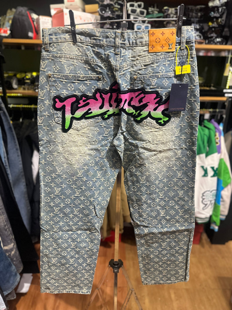 Calça Louis Vuitton “Graffiti Monogram” Jeans Claro - Pronta Entrega