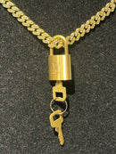 Corrente Colar Cravejada Gold Pingente Cadeado Louis Vuitton Em Zicornia Cubica Dourada 50 CM - Pronta Entrega