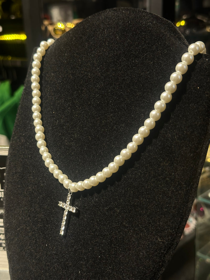 Colar de Pérolas Pingente Cruz Cravejada 45 CM - Pronta Entrega