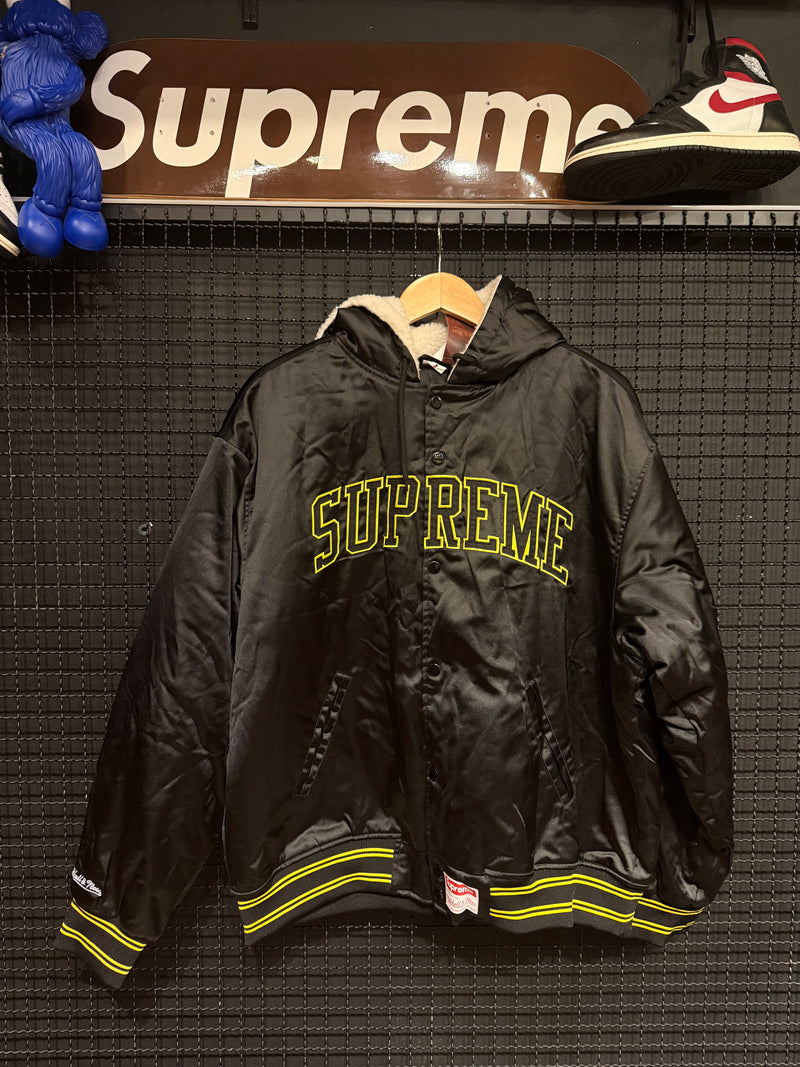 Jaqueta Supreme x Mitchell & Ness Lined Hooded Satin Varsity Jacket - Pronta Entrega