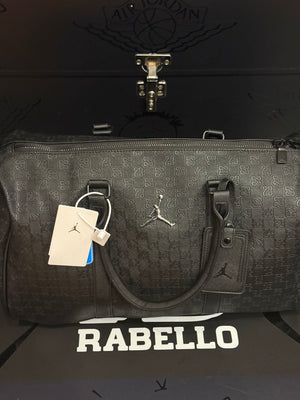 BOLSA AIR JORDAN MONOGRAM DUFFLE BAG JACQUARD LUGGAGE BLACK SILVER GRATITUDE - Pronta Entrega