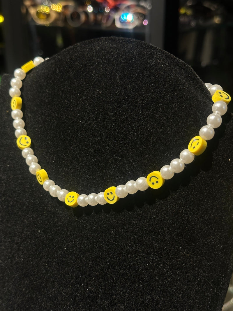 Colar de Pérolas Emoji Smile 40 CM - Pronta Entrega