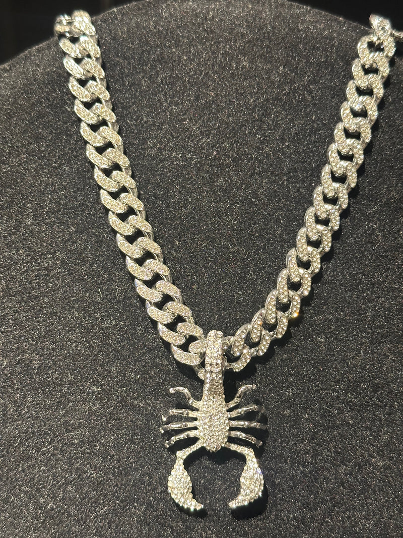 Corrente Cravejada Pingente Scorpion Em Zicornia Cubica Prata 40 CM - Pronta Entrega