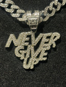 Corrente Cravejada Pingente “Never Give Up” Em Zicornia Cubica Prata 45 CM - Pronta Entrega