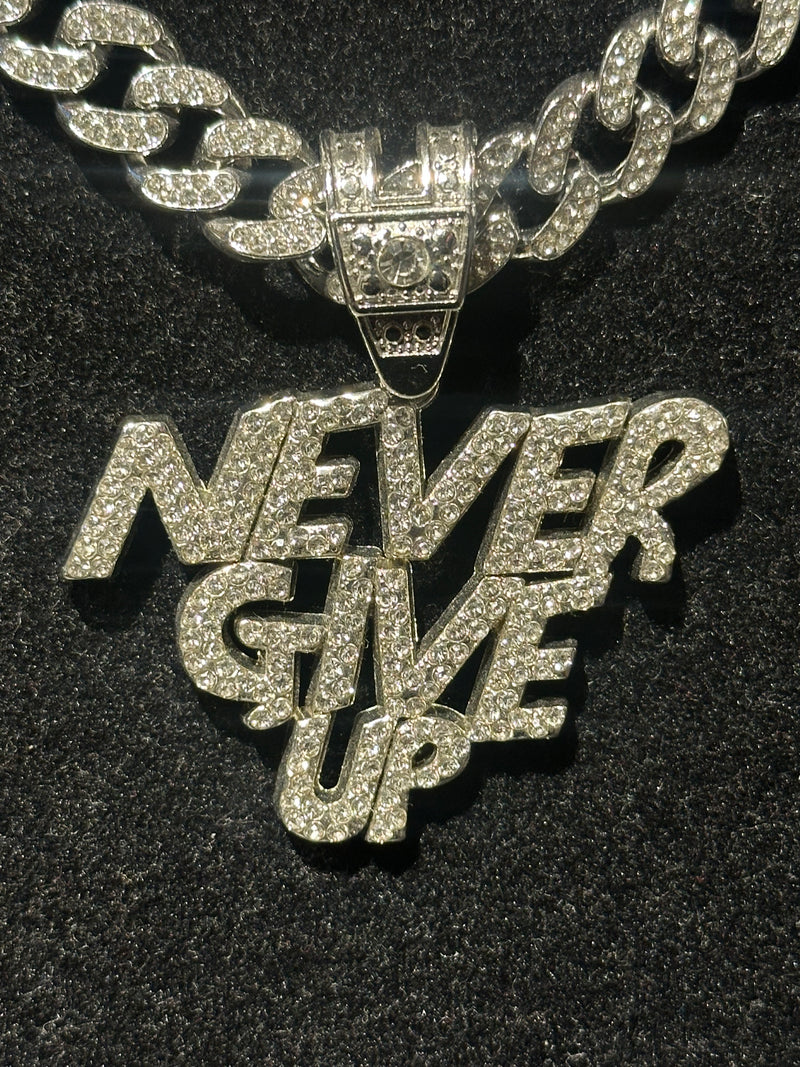 Corrente Cravejada Pingente “Never Give Up” Em Zicornia Cubica Prata 45 CM - Pronta Entrega