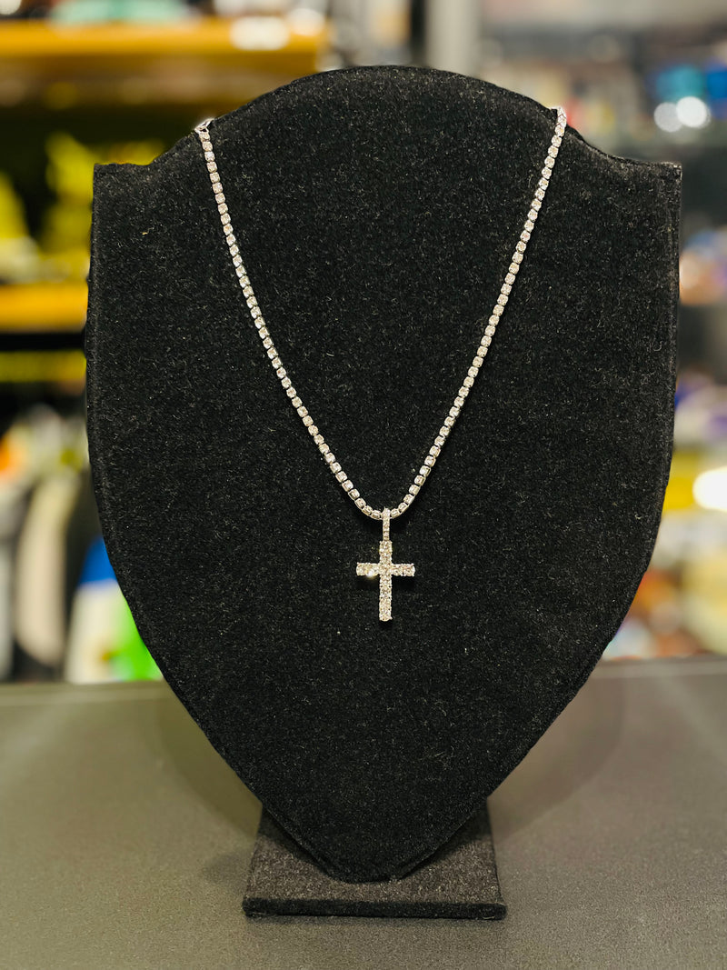 Colar Slim Cravejado Ice Zircônia Prata com Pingente Crucifixo 45 CM - Pronta Entrega