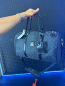 BOLSA AIR JORDAN MONOGRAM DUFFLE BAG JACQUARD LUGGAGE BLACK GOLD GRATITUDE - Pronta Entrega