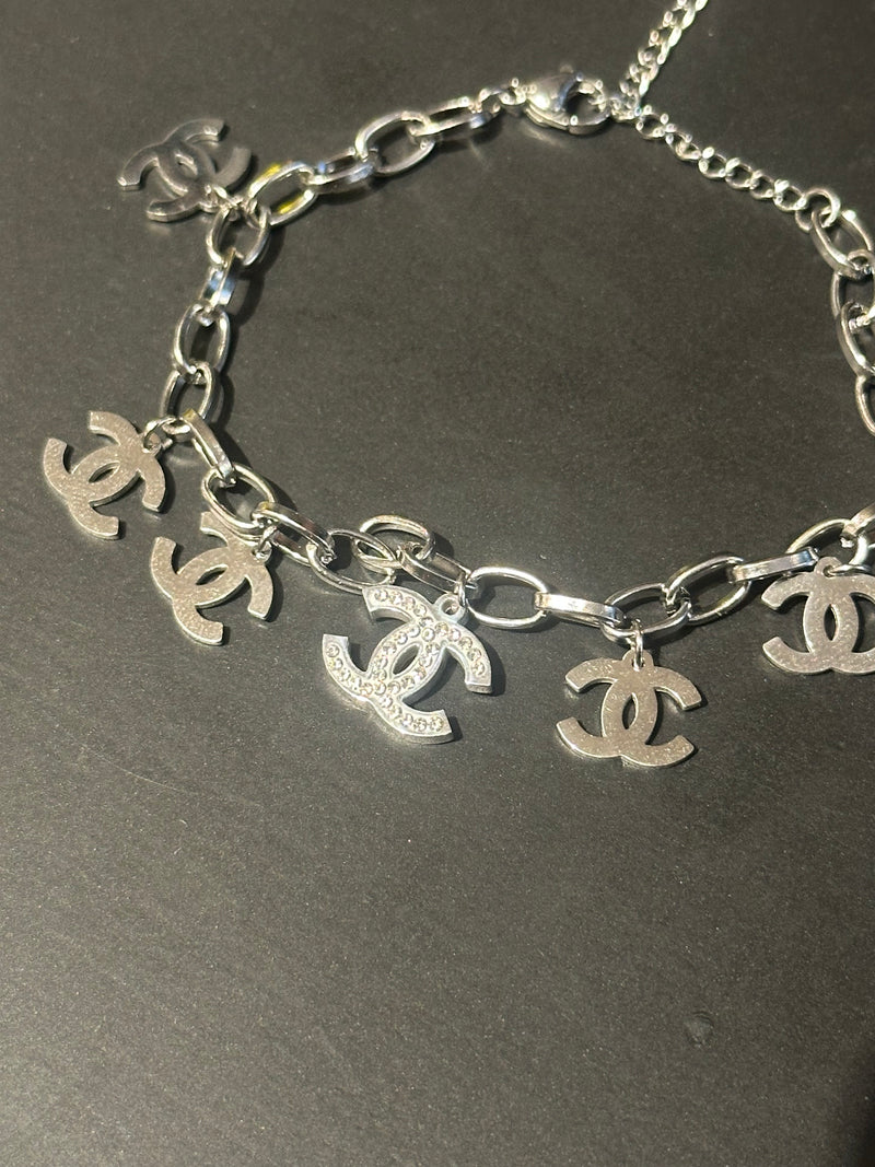 Pulseira Prata Chanel Ajustável Berloque Cravejado - Pronta Entrega