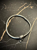 Bracelete Pandora Prata com Berloques Flor e Fecho Prata - Pronta Entrega