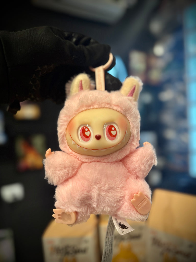 Boneco Labubu “Have a Seat” – Chaveiro | Mini Figura Colecionável Pop Mart - Pronta Entrega
