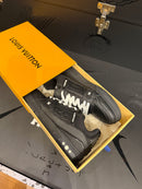 Tênis Louis Vuitton Trainer Black Embossed Monogram - Pronta Entrega